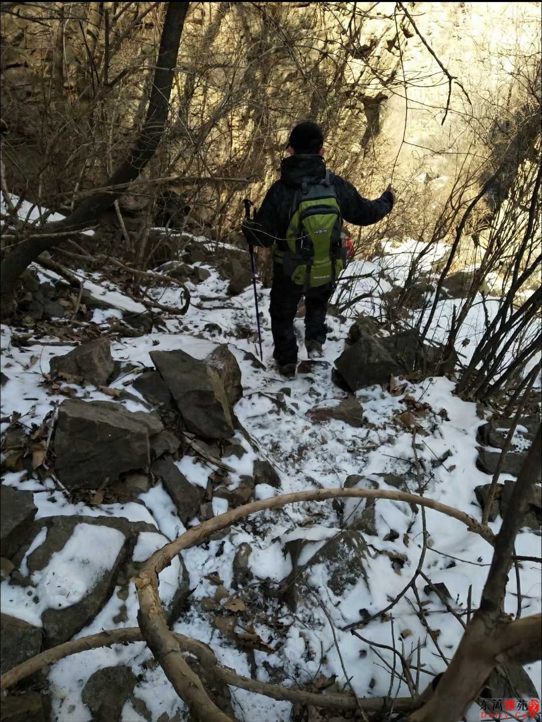 下山的路还有很多雪